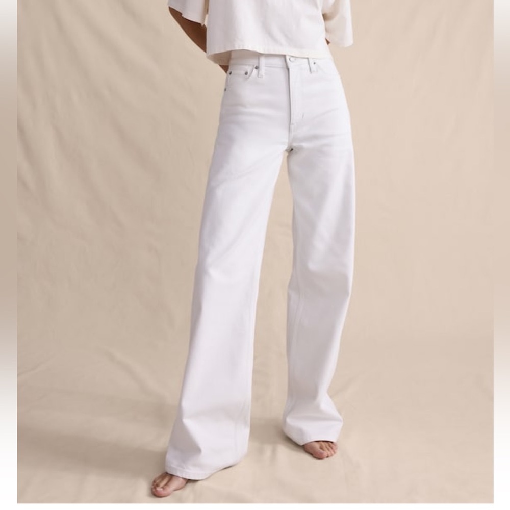NWOT Banana Republic Pure White High Rise wide leg Jeans. Never worn! Size 32/14
